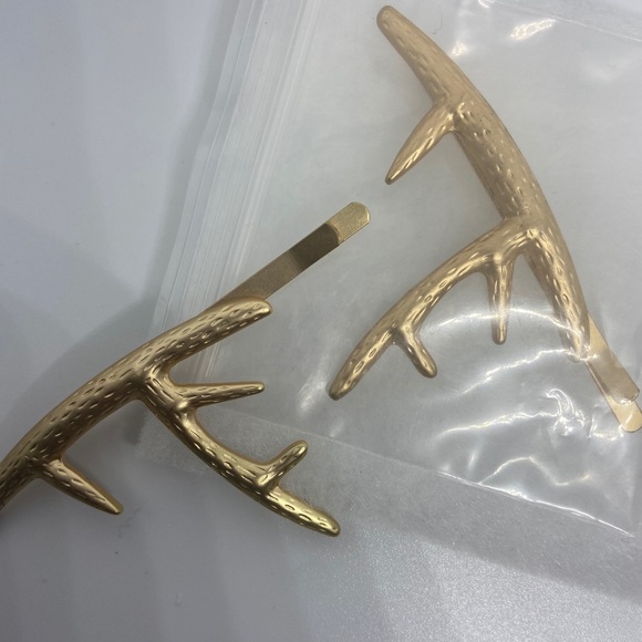 Gold Reindeer Clip - Picture 2 of 3